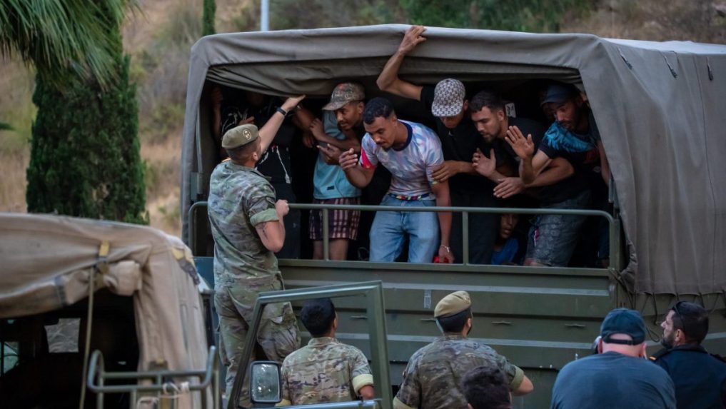 Na snímke migranti v Ceute.