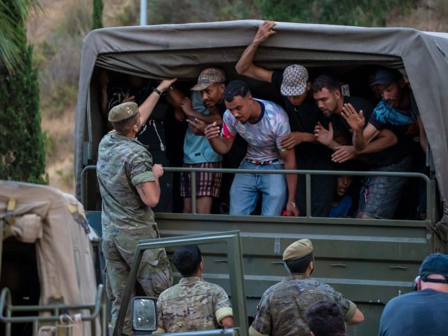 Na snímke migranti v Ceute.