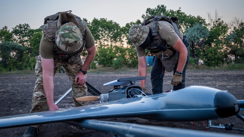 ukrajinskí vojaci a dron