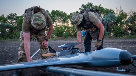 ukrajinskí vojaci a dron