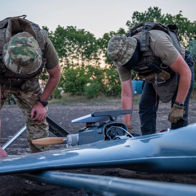 ukrajinskí vojaci a dron