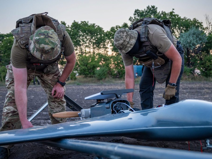 ukrajinskí vojaci a dron