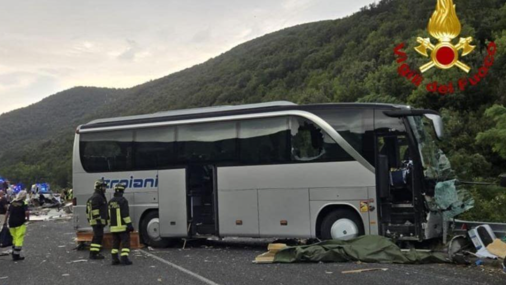 Pri nehode sa zrazil autobus s karavanom a tromi osobnými autami.