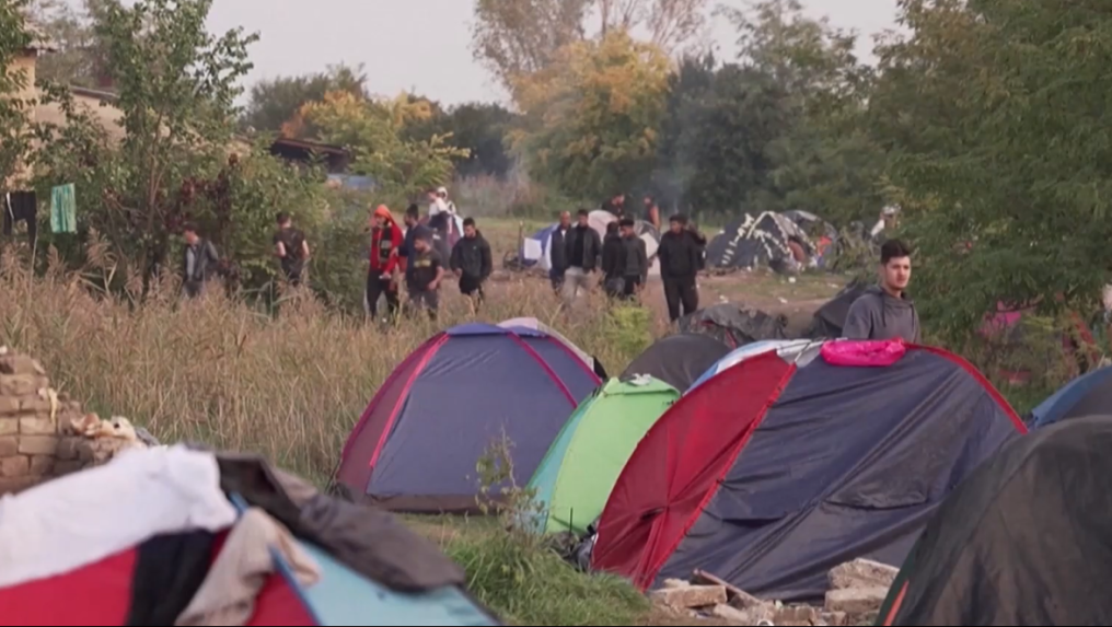 Na snímke migranti.