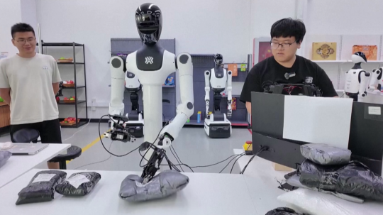 VIDEO: V Číne majú školu pre roboty. Učia ich bežné domáce práce, najväčší problém im robí zaväzovanie šnúrok