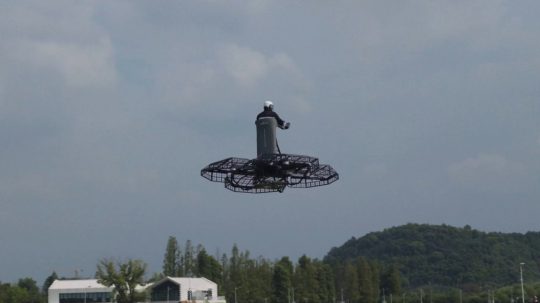 V Číne predstavili lietadlo, v ktorom pilot stojí.