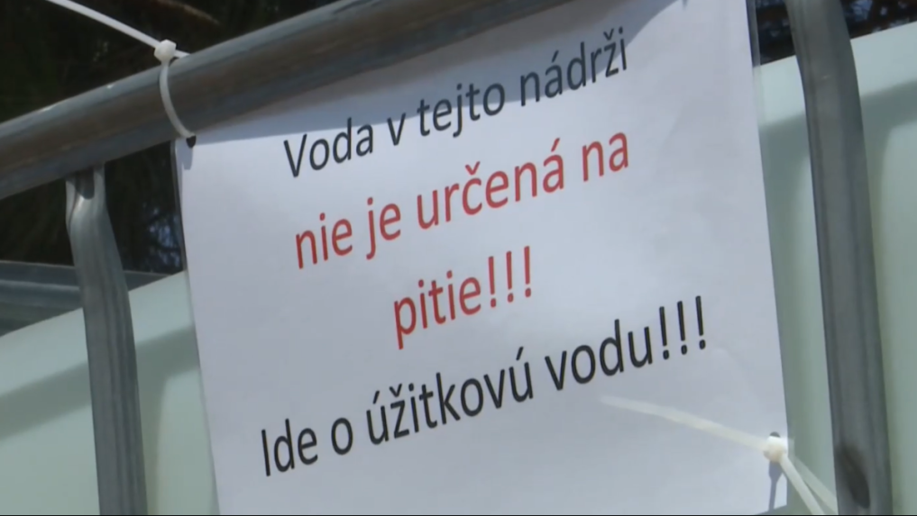 Na snímke upozornenie na úžitkovú vodu.