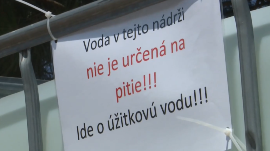 Na snímke upozornenie na úžitkovú vodu.