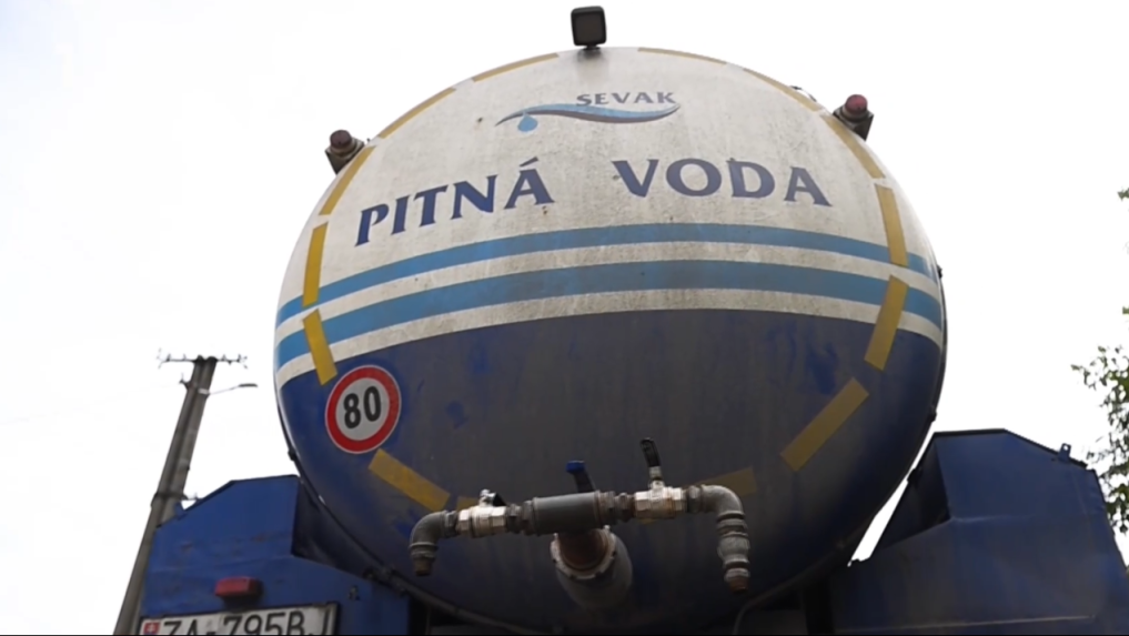 Obcou Ochodnica od rána do večera putuje aj cisterna s pitnou vodou.