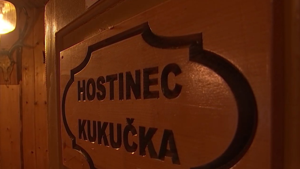 Tabuľa s názvom hostinca Kukučka.