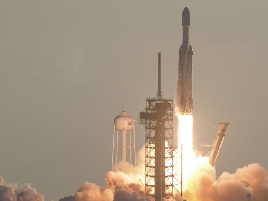 SpaceX vypustila Romanovej teleskop na rakete Falcon Heavy z Kennedyho vesmírneho strediska.
