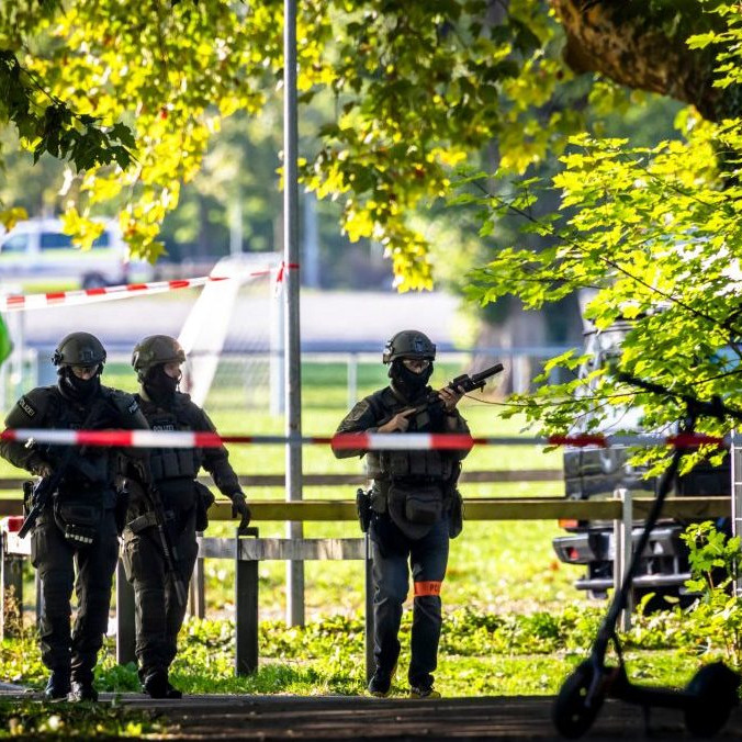 Ozbrojení policajti hliadkujú areál dostihovej dráhy Schachene, kde došlo k streľbe na rave párty.