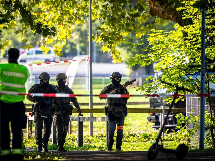 Ozbrojení policajti hliadkujú areál dostihovej dráhy Schachene, kde došlo k streľbe na rave párty.