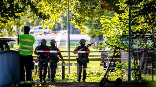 Ozbrojení policajti hliadkujú areál dostihovej dráhy Schachene, kde došlo k streľbe na rave párty.