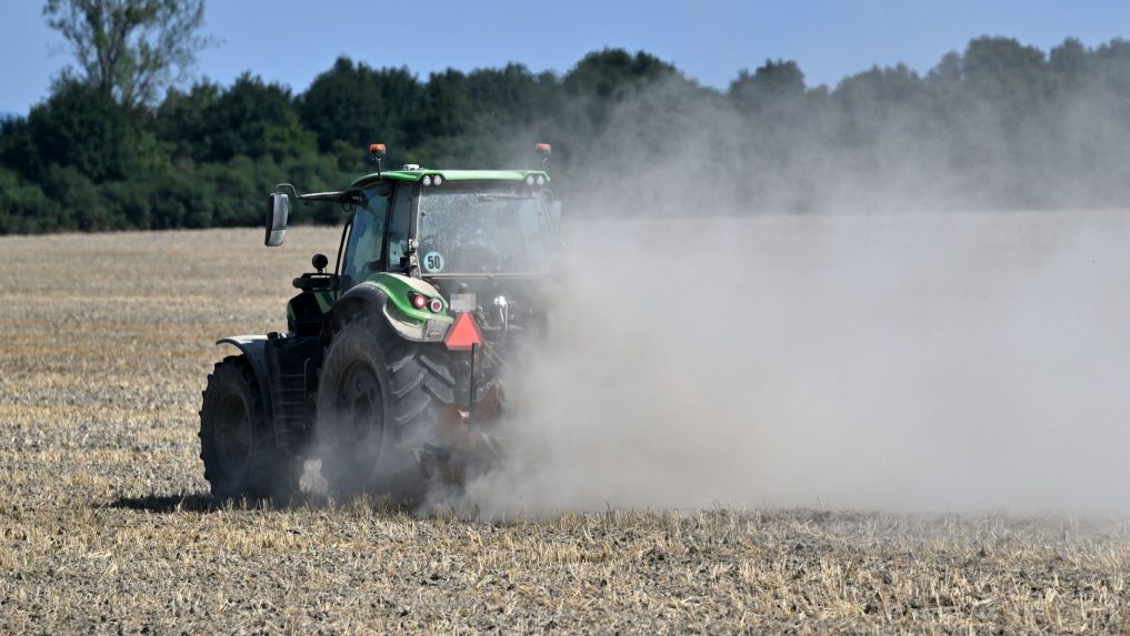 traktor na poli