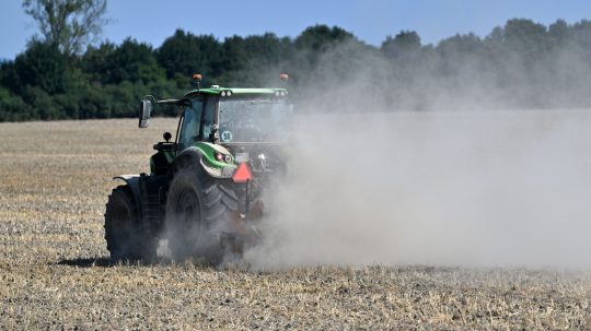 traktor na poli