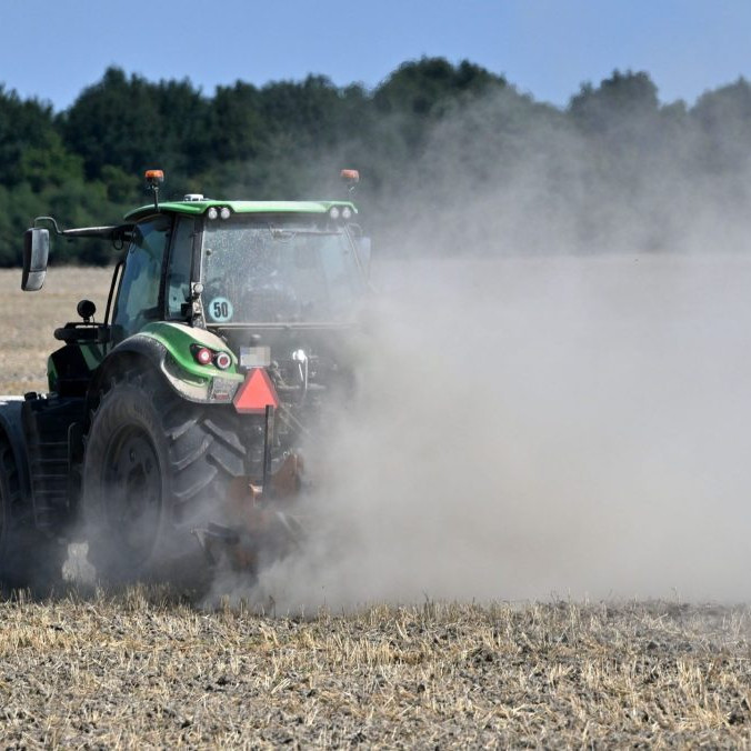 traktor na poli