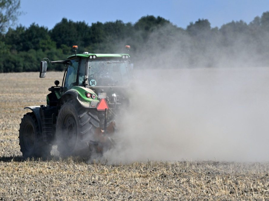 traktor na poli