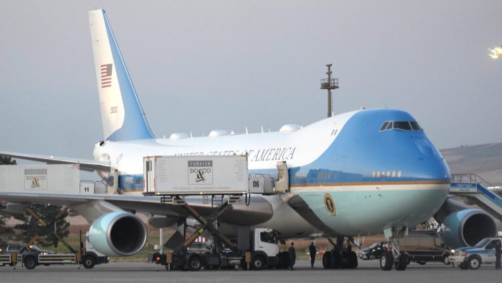 Na snímke kamióny s cateringom parkujú pri lietadle Air Force One v Ankare.