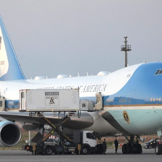 Na snímke kamióny s cateringom parkujú pri lietadle Air Force One v Ankare.
