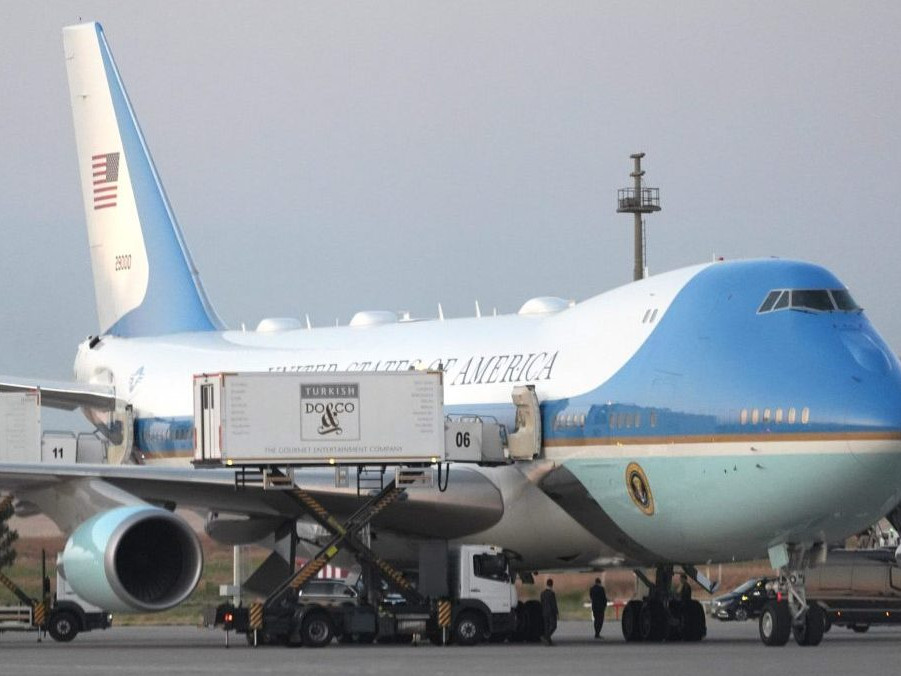 Na snímke kamióny s cateringom parkujú pri lietadle Air Force One v Ankare.