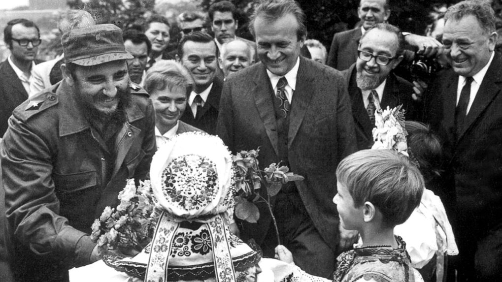 Kubánsky prezident Fidel Castro (vľavo) pri návšteve bratislavského Slavína.