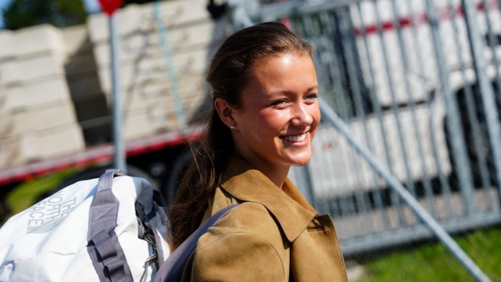 Dánska princezná Isabella prichádza na prvý deň vojenskej služby.