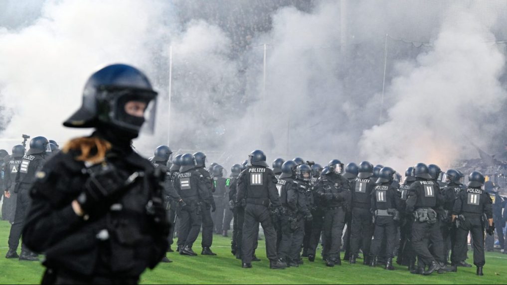 Policajti na &scaron;tadi&oacute;ne.