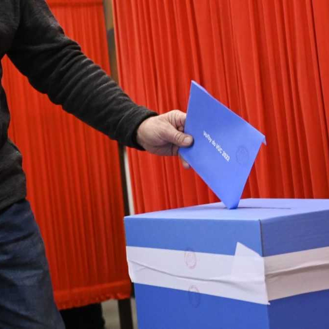 Archívna snímka - Občan volí v komunálnych voľbách.