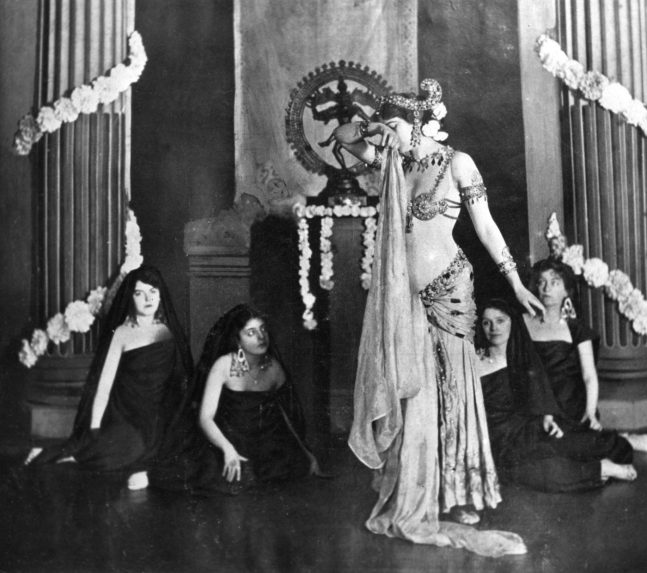 Na sn&iacute;mke Mata Hari.