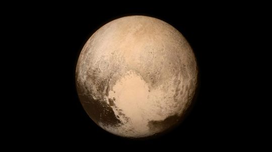 Pluto, ako ho v roku 2015 zachytila sonda New Horizons.