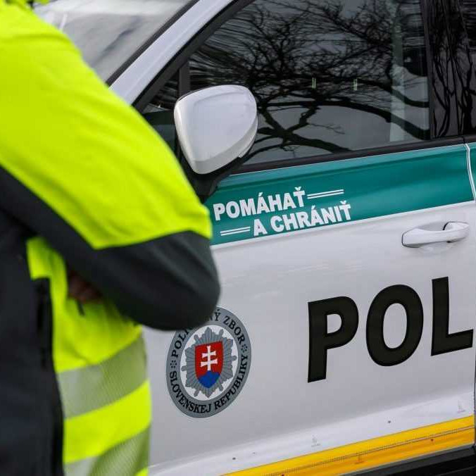 policajt a policajné auto