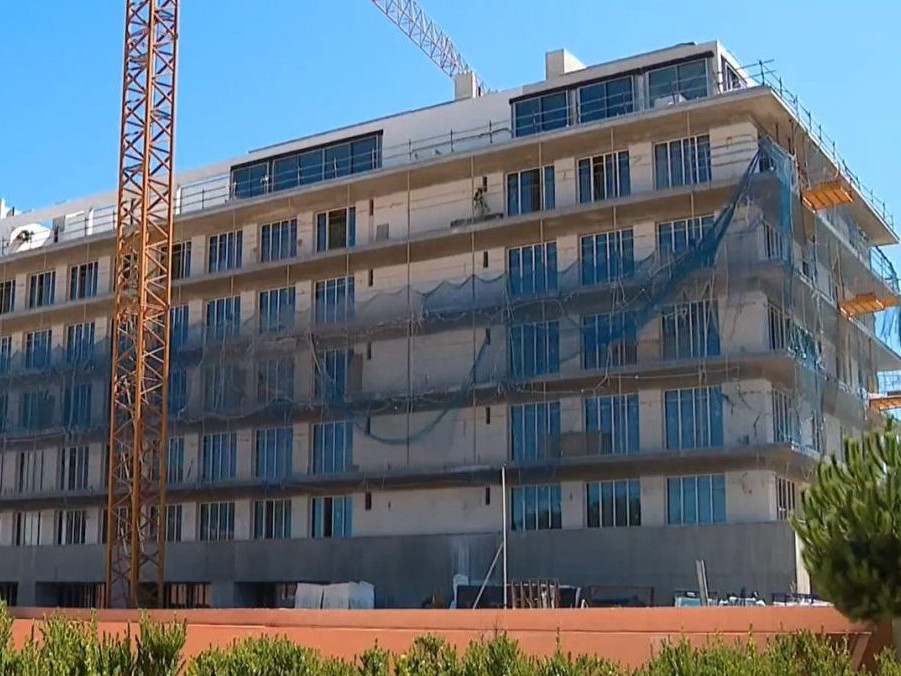 Na snímke výstavba nových apartmánov v Portugalsku.