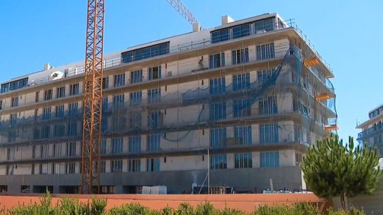 Na snímke výstavba nových apartmánov v Portugalsku.