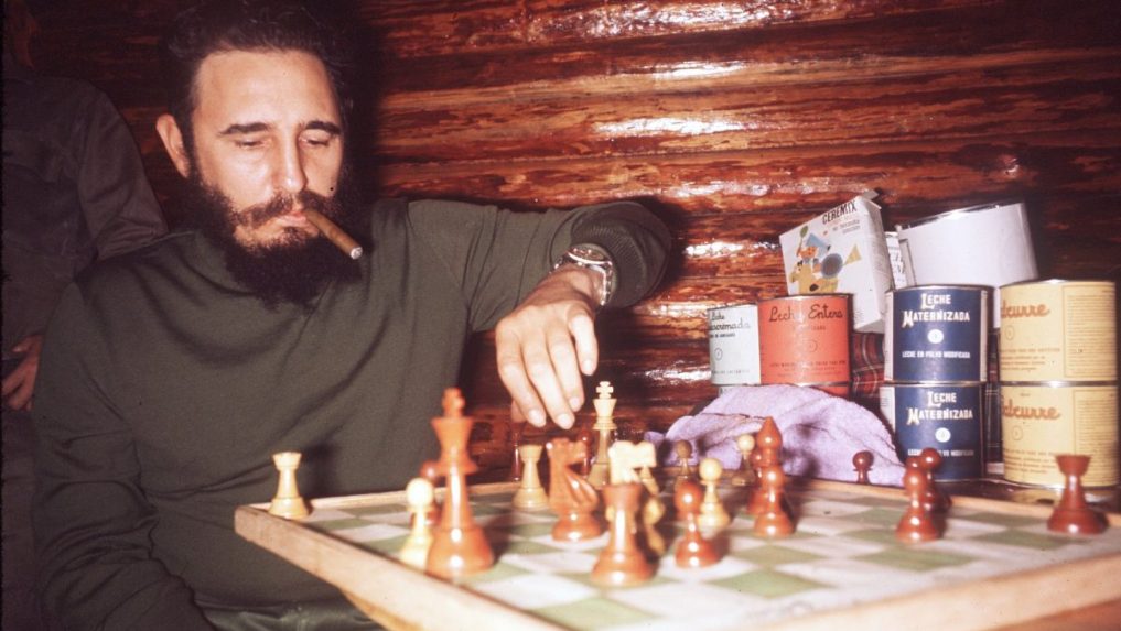 Fidel Castro hrá šach v roku 1967.