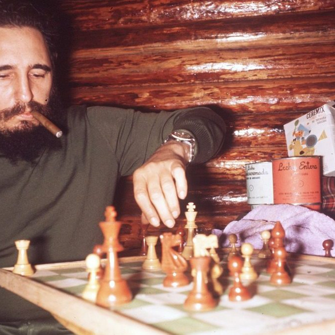 Fidel Castro hrá šach v roku 1967.