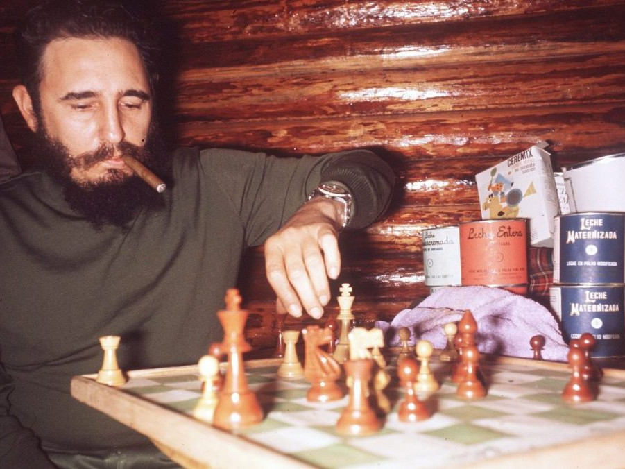 Fidel Castro hrá šach v roku 1967.