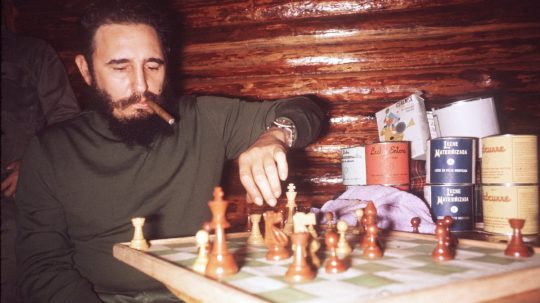 Fidel Castro hrá šach v roku 1967.