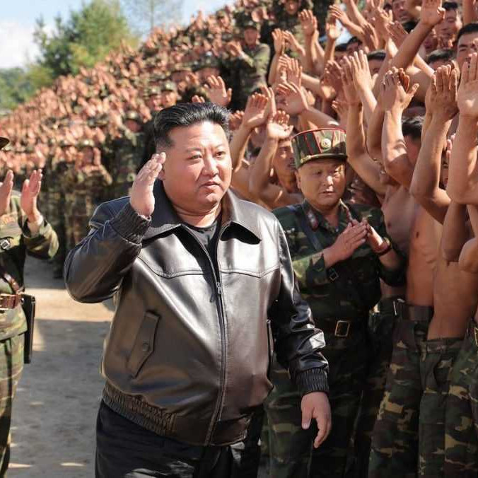 Na snímke sa líder KĽDR KIm Čong-un zdraví s vojakmi.