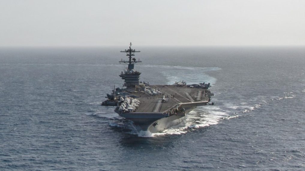 Loď USS Abraham Lincoln.