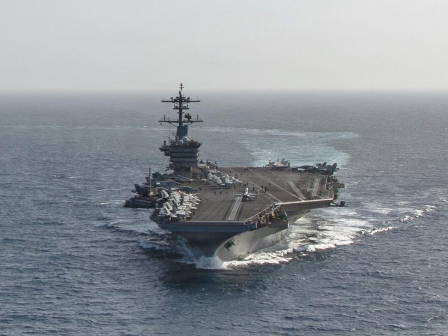 Loď USS Abraham Lincoln.