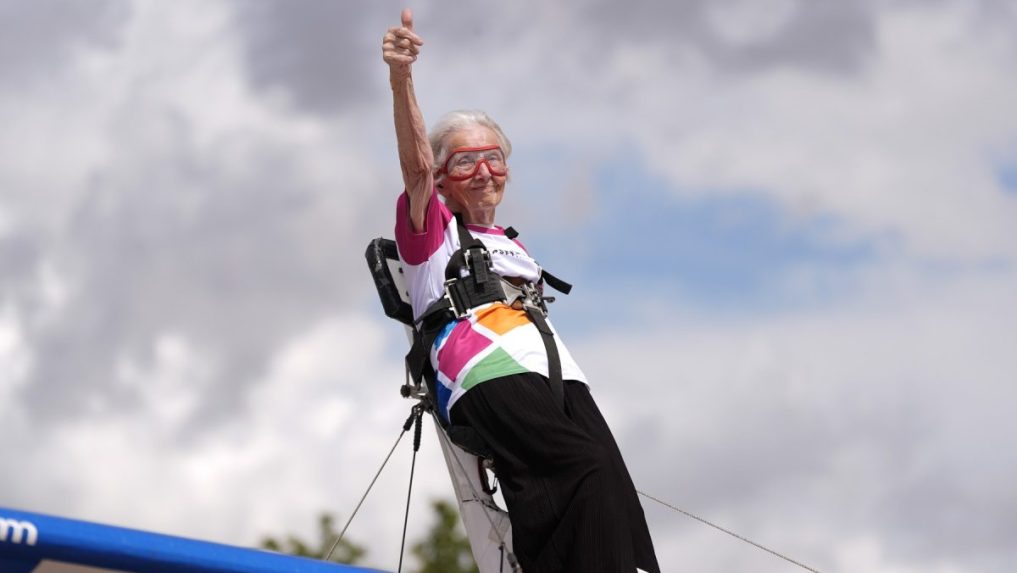 Betty Bromageová sa stala najstaršou ženou, ktorá kráčala po krídle lietadla.