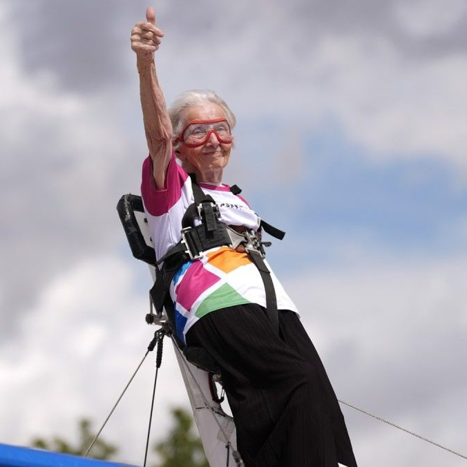 Betty Bromageová sa stala najstaršou ženou, ktorá kráčala po krídle lietadla.