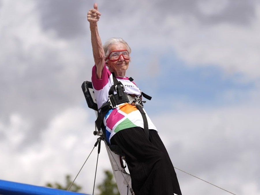 Betty Bromageová sa stala najstaršou ženou, ktorá kráčala po krídle lietadla.