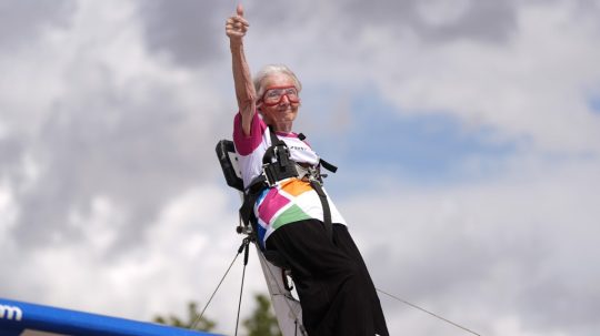 Betty Bromageová sa stala najstaršou ženou, ktorá kráčala po krídle lietadla.