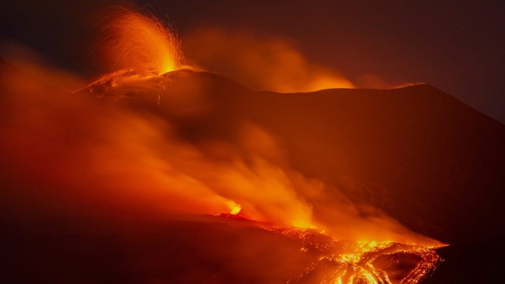 Erupcia sopky Etna na vrchole v meste Catania na Sic&iacute;lii.