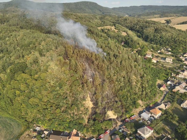 Lesn&yacute; požiar v Radzovciach.