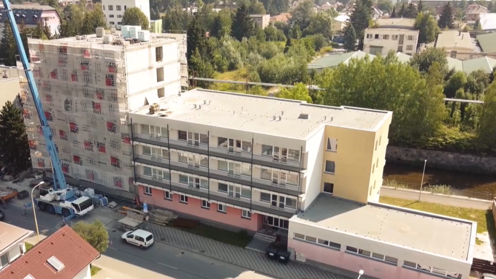 rozostavaná budova internátov
