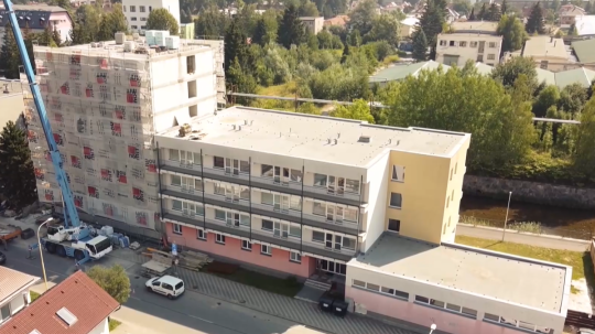 rozostavaná budova internátov