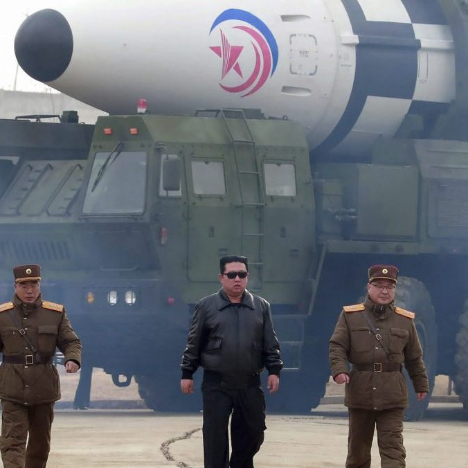 Archívna snímka - Severokórejský vodca Kim Čong-un (uprostred) kráča v blízkosti medzikontinentálnej balistickej rakety (ICBM) Hwasong-17.